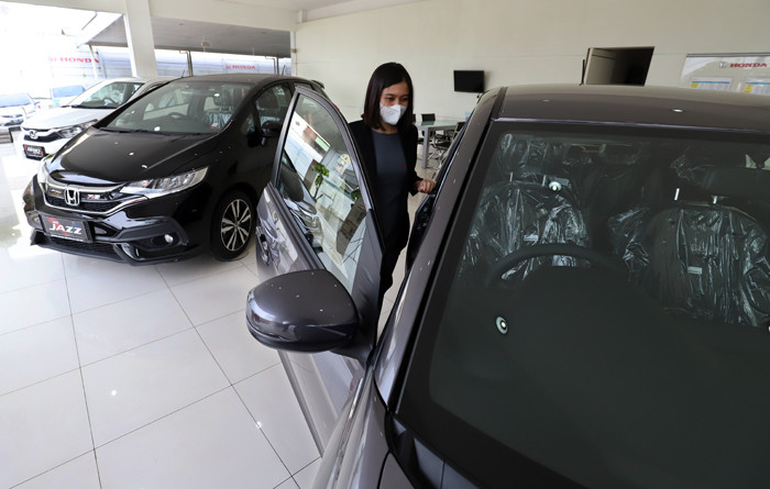 Calon pembeli melihat mobil di showroom Honda di kawasan, Jatiasih, Kota Bekasi, Jawa Barat, Selasa (27/4/2021).