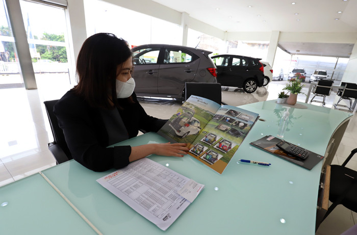 Calon pembeli melihat mobil di showroom Honda di kawasan, Jatiasih, Kota Bekasi, Jawa Barat, Selasa (27/4/2021).