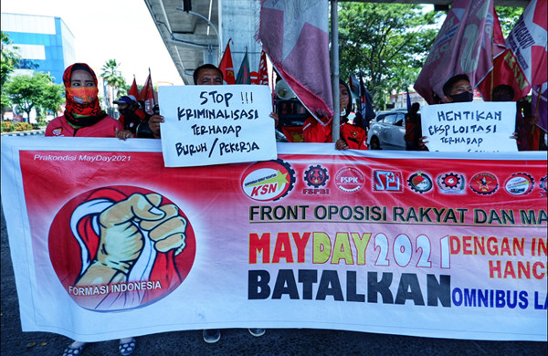 Sejumlah aktivis buruh dan mahasiswa berunjuk rasa di bawah Jembatan fly over, Makassar, Sulawesi Selatan, Rabu (28/4/2021).