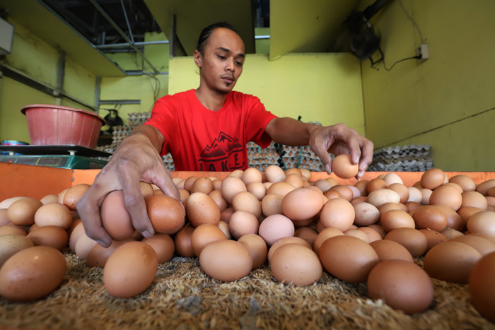 Pedagang merapikan telur di Pasar Kecapi, Kota Bekasi, Jawa Barat, Rabu (28/4/2021).