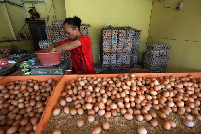 Pedagang merapikan telur di Pasar Kecapi, Kota Bekasi, Jawa Barat, Rabu (28/4/2021).