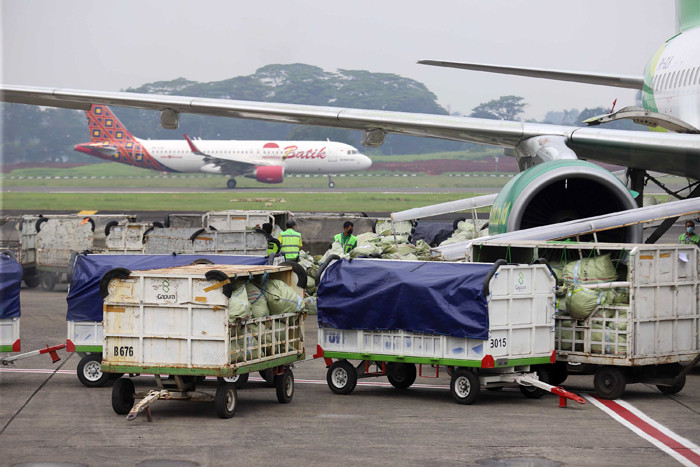 Calon penumpang saat akan memasuki pesawat di Bandara Halim Perdanakusuma, Jakarta, Rabu (28/4/2021).