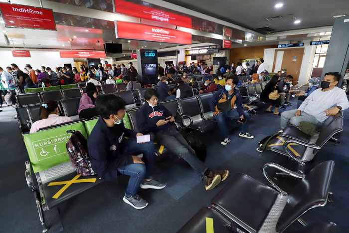Calon penumpang mengantre pemeriksaan berkas test PCR dan tiket pesawat di pintu keberangkatan di Bandara Halim Perdanakusuma, Jakarta, Rabu (28/4/2021).