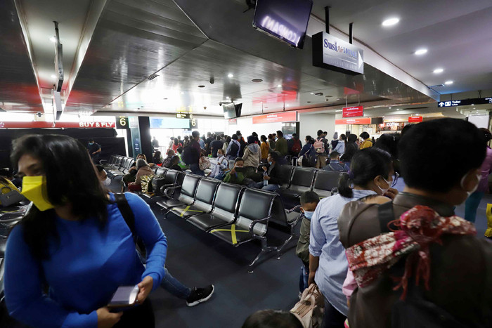 Calon penumpang mengantre pemeriksaan berkas test PCR dan tiket pesawat di pintu keberangkatan di Bandara Halim Perdanakusuma, Jakarta, Rabu (28/4/2021).