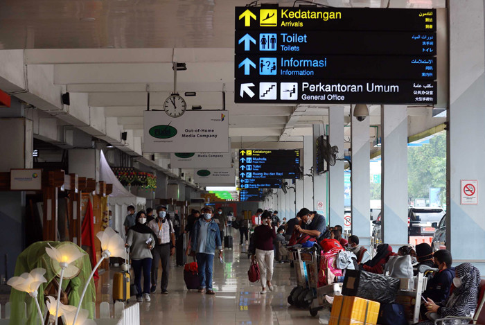 Calon penumpang mengantre pemeriksaan berkas test PCR dan tiket pesawat di pintu keberangkatan di Bandara Halim Perdanakusuma, Jakarta, Rabu (28/4/2021).
