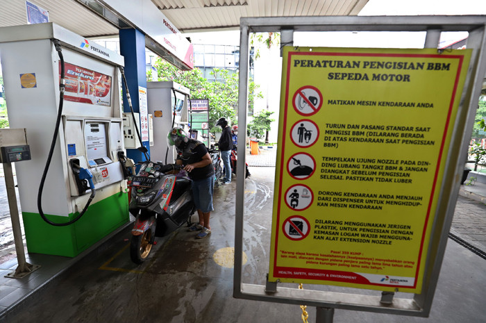 Pengendara mengisi bahan bakar di SPBU di kawasan Cikini, Jakarta Pusat, Rabu (28/4/2021).