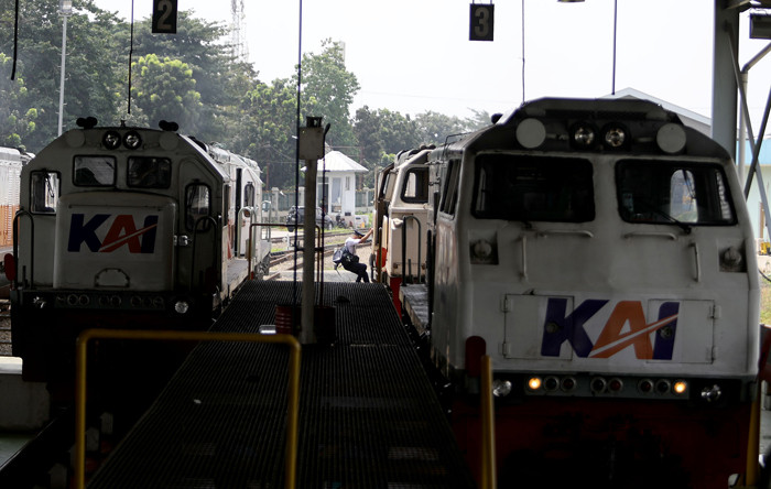 Sejumlah lokomotif berada di area perawatan Depo Kereta Cipinang, Jakarta, Kamis (29/4/2021).