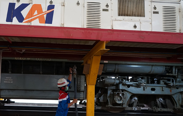 Sejumlah lokomotif berada di area perawatan Depo Kereta Cipinang, Jakarta, Kamis (29/4/2021).