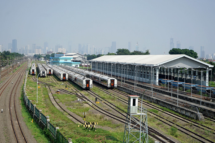 Sejumlah lokomotif berada di area perawatan Depo Kereta Cipinang, Jakarta, Kamis (29/4/2021).
