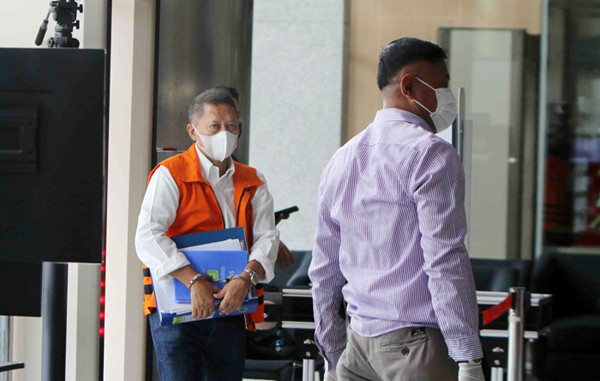 Tersangka mantan Direktur Utama PT Pelindo II (Persero) Richard Joost Lino saat tiba untuk menjalani pemeriksaan di gedung KPK, Jakarta, Kamis (29/4/2021).
