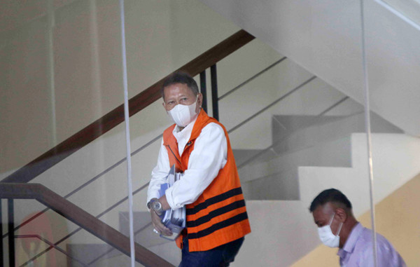 Tersangka mantan Direktur Utama PT Pelindo II (Persero) Richard Joost Lino saat tiba untuk menjalani pemeriksaan di gedung KPK, Jakarta, Kamis (29/4/2021).