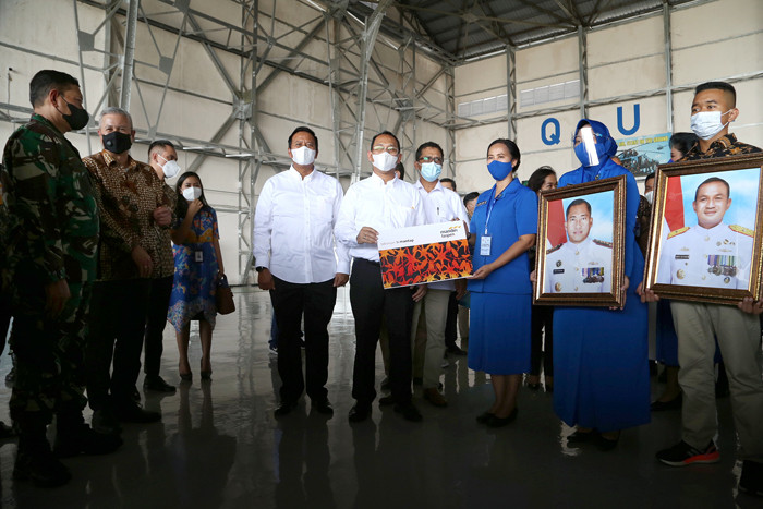 Bank Mandiri Taspen (Bank Mantap) memberikan santunan Jaminan Kecelakaan Kerja (JKK) dan Beasiswa kepada keluarga korban kru KRI Nanggala 402.