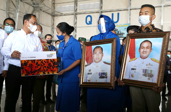 Bank Mandiri Taspen (Bank Mantap) memberikan santunan Jaminan Kecelakaan Kerja (JKK) dan Beasiswa kepada keluarga korban kru KRI Nanggala 402.