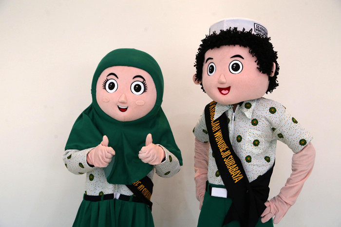 Maskot SD Khadijah tampil lucu saat menyerahkan hadiah secara daring pada pemenang English Competition di SD Khadijah Wonorejo Surabaya, Rabu (28/4/2021).