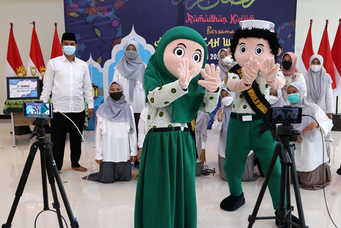 Maskot SD Khadijah tampil lucu saat menyerahkan hadiah secara daring pada pemenang English Competition di SD Khadijah Wonorejo Surabaya, Rabu (28/4/2021).