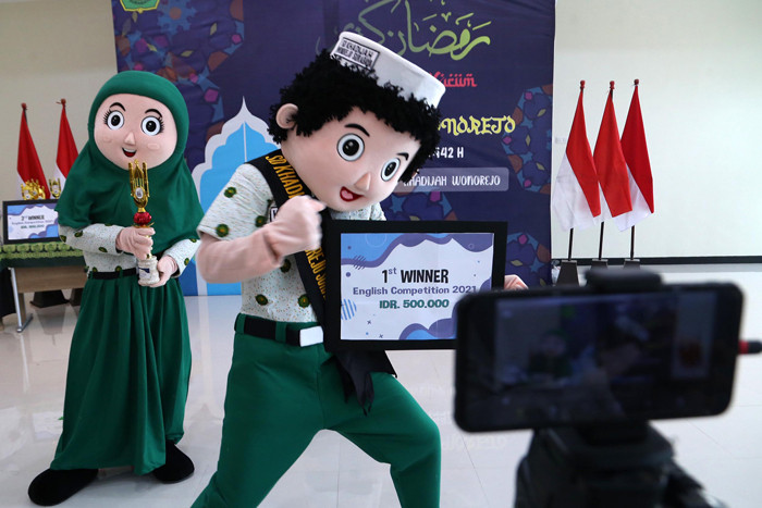Maskot SD Khadijah tampil lucu saat menyerahkan hadiah secara daring pada pemenang English Competition di SD Khadijah Wonorejo Surabaya, Rabu (28/4/2021).