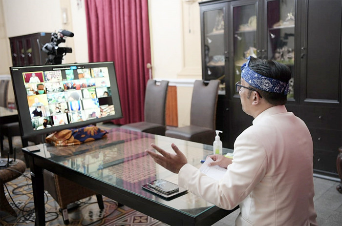 Gubernur Jabar Ridwan Kamil memberi sambutan saat Serah Terima Donasi 25 ribu Antigen Produksi Jawa Barat oleh GITA di Pendopo Bupati Cirebon, Kamis (29/4/2021)