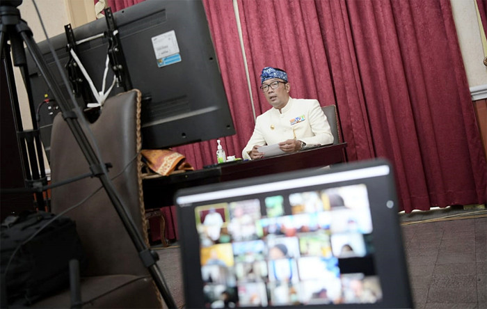 Gubernur Jabar Ridwan Kamil memberi sambutan saat Serah Terima Donasi 25 ribu Antigen Produksi Jawa Barat oleh GITA di Pendopo Bupati Cirebon, Kamis (29/4/2021)