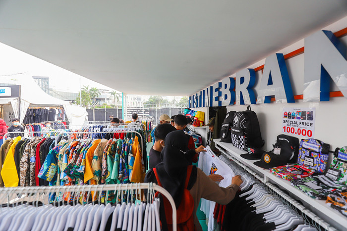 Pengunjung berburu pakaian diskon pada event JakCloth di Jakarta Pusat, Jumat (30/4/2021).