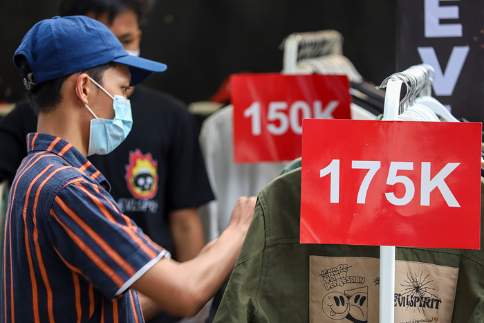 Pengunjung berburu pakaian diskon pada event JakCloth di Jakarta Pusat, Jumat (30/4/2021).