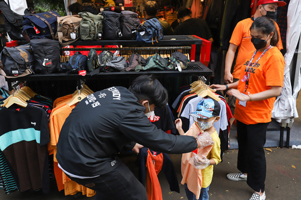 Pengunjung berburu pakaian diskon pada event JakCloth di Jakarta Pusat, Jumat (30/4/2021).