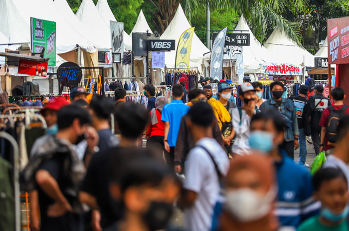 Pengunjung berburu pakaian diskon pada event JakCloth di Jakarta Pusat, Jumat (30/4/2021).
