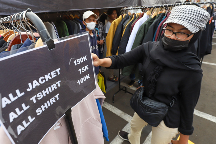 Pengunjung berburu pakaian diskon pada event JakCloth di Jakarta Pusat, Jumat (30/4/2021).