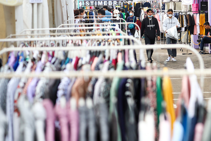 Pengunjung berburu pakaian diskon pada event JakCloth di Jakarta Pusat, Jumat (30/4/2021).
