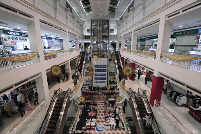 Suasana aktivitas Tamini Square di kawasan Jakarta Timur, Jumat (30/4/2021).