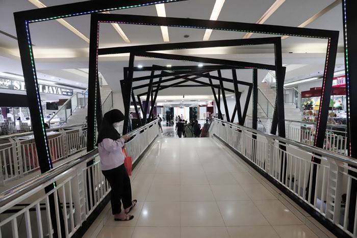 Suasana aktivitas Tamini Square di kawasan Jakarta Timur, Jumat (30/4/2021).