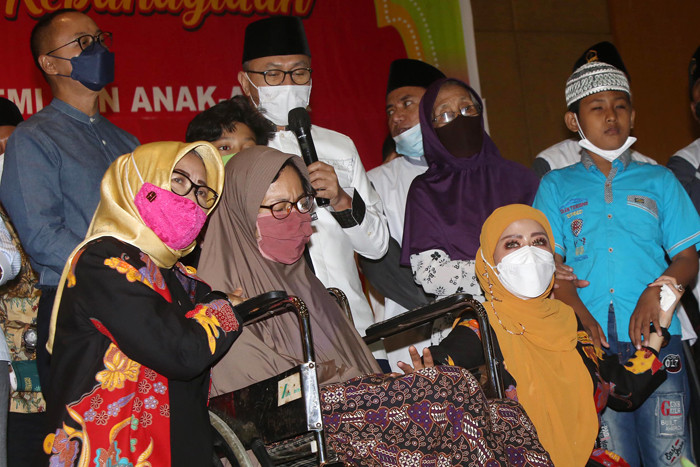 Peace and Love berbagi rejeki pada 110 orang terdiri dari 30 anak autis, 25 anak down sindrom dan 55 kaum dhuafa.