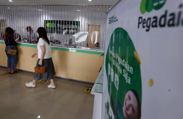 Suasana pelayanan offline di kantor Pegadaian Dinoyo, Surabaya, Jawa Timur, Jumat (30/4/2021).