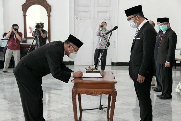 Gubernur Jawa Barat Ridwan Kamil mengukuhkan Wahidin sebagai Kepala Perwakilan BKKBN Provinsi Jawa Barat, di Gedung Pakuan, Jawa Barat, Kamis (30/4/2021).