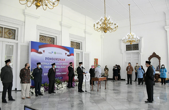Gubernur Jawa Barat Ridwan Kamil mengukuhkan Wahidin sebagai Kepala Perwakilan BKKBN Provinsi Jawa Barat, di Gedung Pakuan, Jawa Barat, Kamis (30/4/2021).