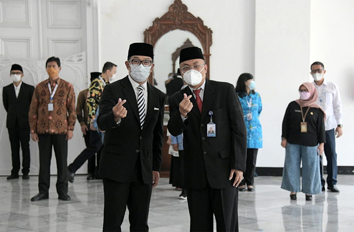 Gubernur Jawa Barat Ridwan Kamil mengukuhkan Wahidin sebagai Kepala Perwakilan BKKBN Provinsi Jawa Barat, di Gedung Pakuan, Jawa Barat, Kamis (30/4/2021).