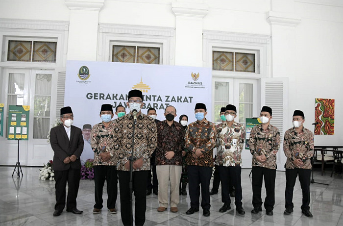 Gubernur Jabar Ridwan melakukan ijab qabul penyerahan zakat mal kepada Baznas, diikuti oleh pimpinan Forkopimda, di Gedung Pakuan, Bandung, Kamis (30/4/2021).