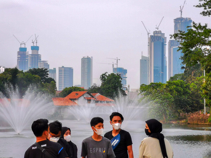 Pengunjung menikmati suasana sambil menunggu untuk berbuka puasa di taman Senayan park, Jakarta Pusat, Jumat (30/4/2021).