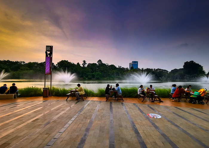 Pengunjung menikmati suasana sambil menunggu untuk berbuka puasa di taman Senayan park, Jakarta Pusat, Jumat (30/4/2021).