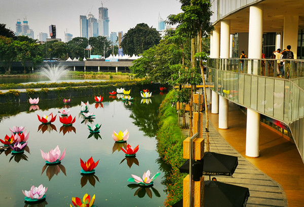 Pengunjung menikmati suasana sambil menunggu untuk berbuka puasa di taman Senayan park, Jakarta Pusat, Jumat (30/4/2021).