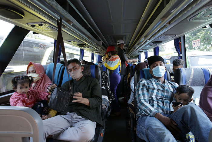 Aktivitas sejumlah penumpang di Terminal Kalideres, Jakarta Barat, Jumat (30/4/2021).