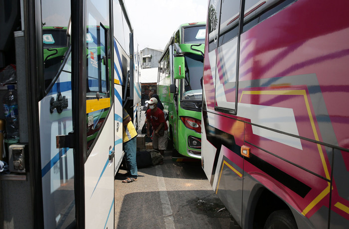 Aktivitas sejumlah penumpang di Terminal Kalideres, Jakarta Barat, Jumat (30/4/2021).