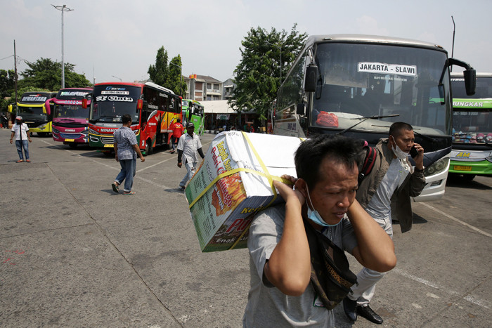 Aktivitas sejumlah penumpang di Terminal Kalideres, Jakarta Barat, Jumat (30/4/2021).
