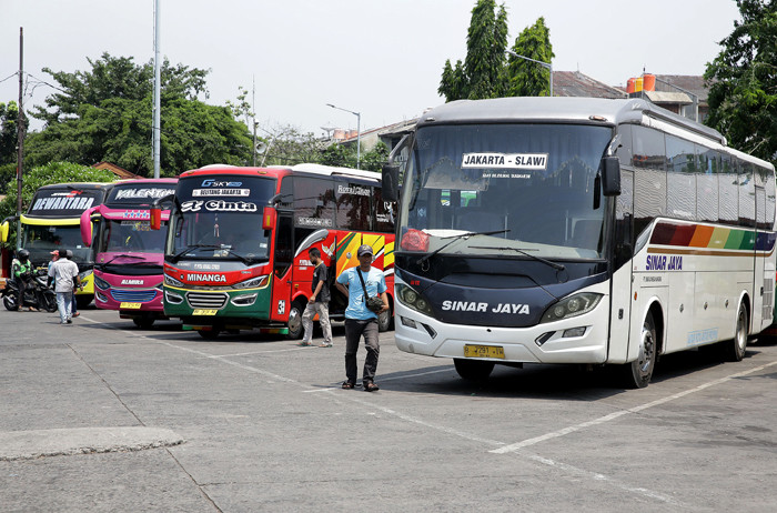 Aktivitas sejumlah penumpang di Terminal Kalideres, Jakarta Barat, Jumat (30/4/2021).