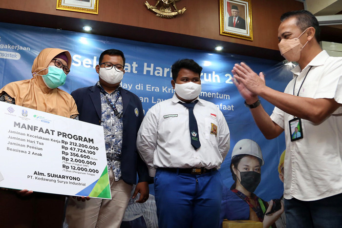 BP Jamsostek menyerahkan 2.600 paket sembako kepada Federasi Serikat Pekerja (SP) dan Serikat Buruh (SB) se-Jawa Timur.