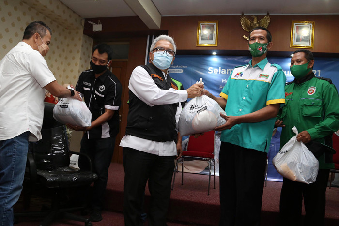 BP Jamsostek menyerahkan 2.600 paket sembako kepada Federasi Serikat Pekerja (SP) dan Serikat Buruh (SB) se-Jawa Timur.