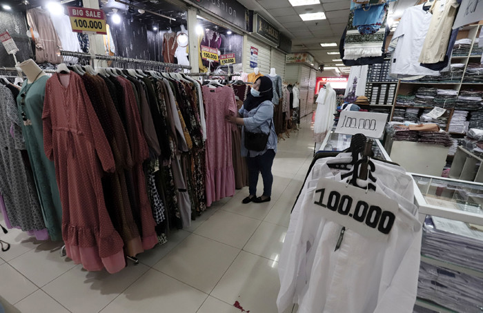 Calon pembeli melihat busana muslim di salah satu pusat perbelanjaan di Jakarta Timur, Sabtu (1/5/2021).