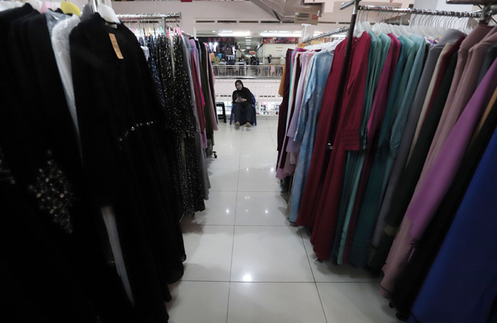 Calon pembeli melihat busana muslim di salah satu pusat perbelanjaan di Jakarta Timur, Sabtu (1/5/2021).