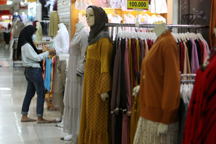 Calon pembeli melihat busana muslim di salah satu pusat perbelanjaan di Jakarta Timur, Sabtu (1/5/2021).