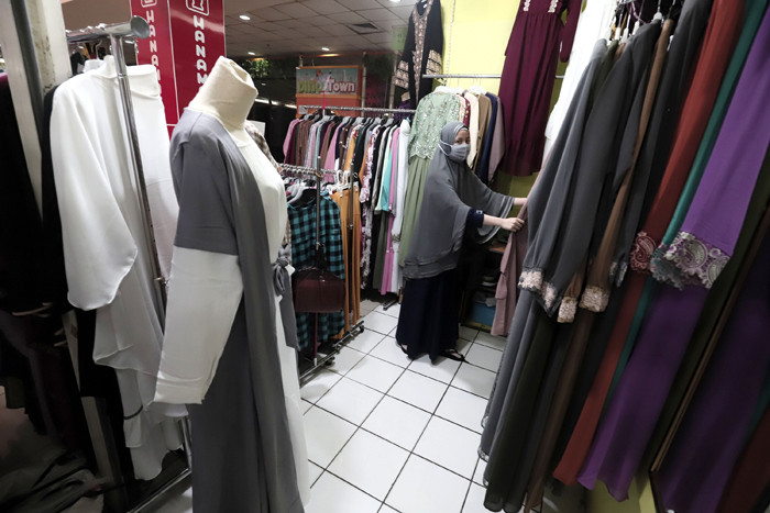 Calon pembeli melihat busana muslim di salah satu pusat perbelanjaan di Jakarta Timur, Sabtu (1/5/2021).