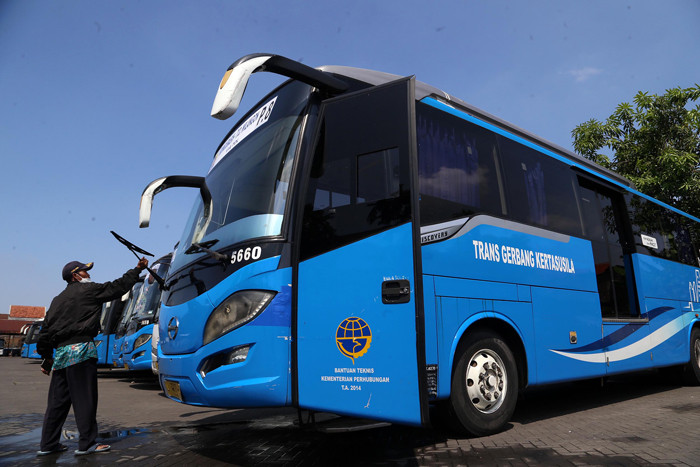Crew Damri beraktifitas di Pool Damri Jagir Surabaya, Jawa Timur, Sabtu (1/5/2021).